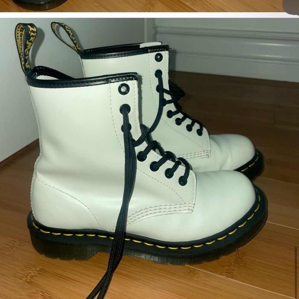 BRAND NEW DR MARTINS WHITE SIZE 6.5 ( CAN FIT 7) (PRICE NEGOTIABLE)
